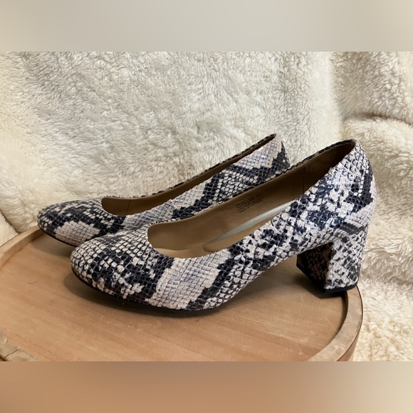 EUC Aerosoles Eye Candy Snake Print Pumps Comfy Block Heels 10W - Picture 4 of 8